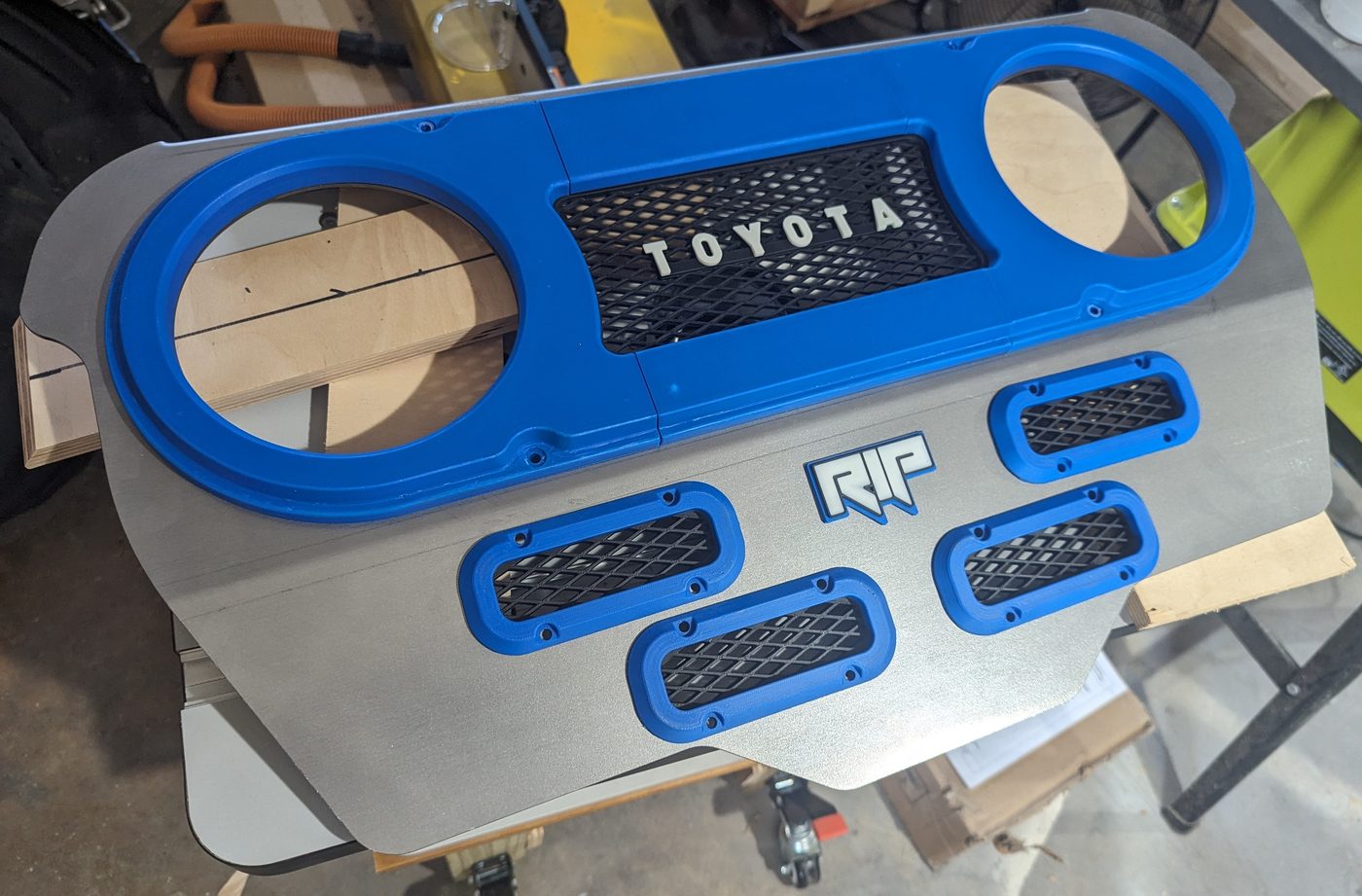 Assembled rock crawler grill
