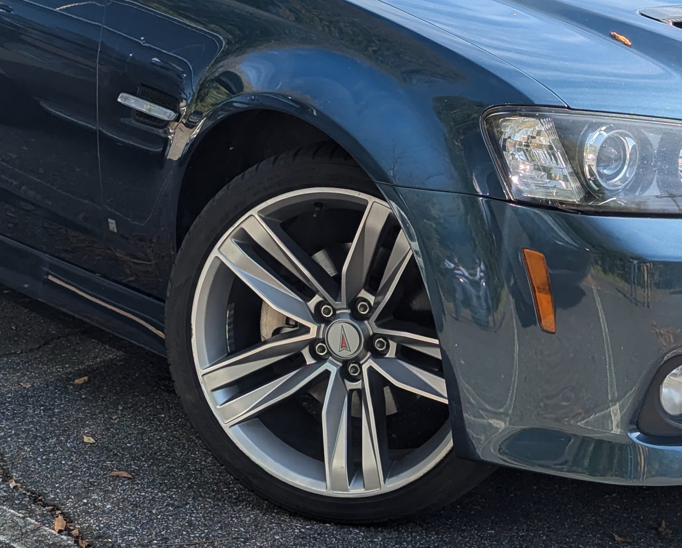 Pontiac G8 wheel and front fender